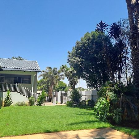 8 On Acacia Guesthouse Bedfordview Esterno foto