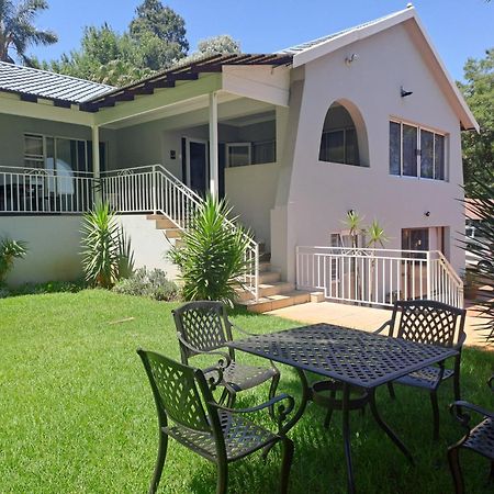 8 On Acacia Guesthouse Bedfordview Esterno foto