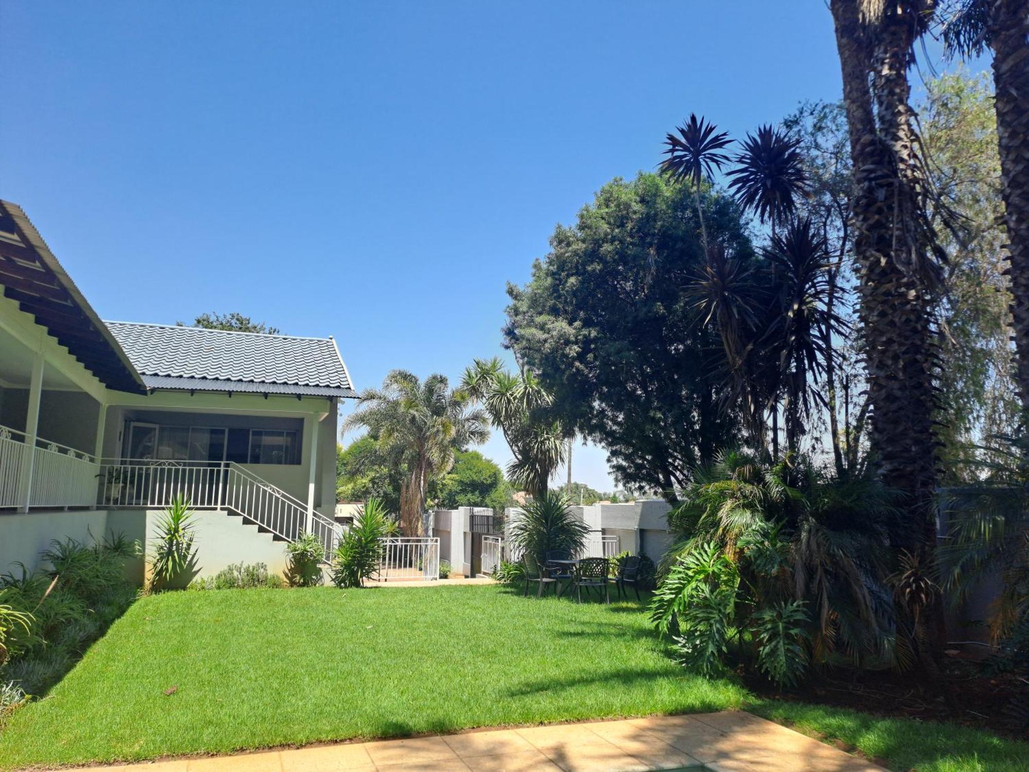 8 On Acacia Guesthouse Bedfordview Esterno foto