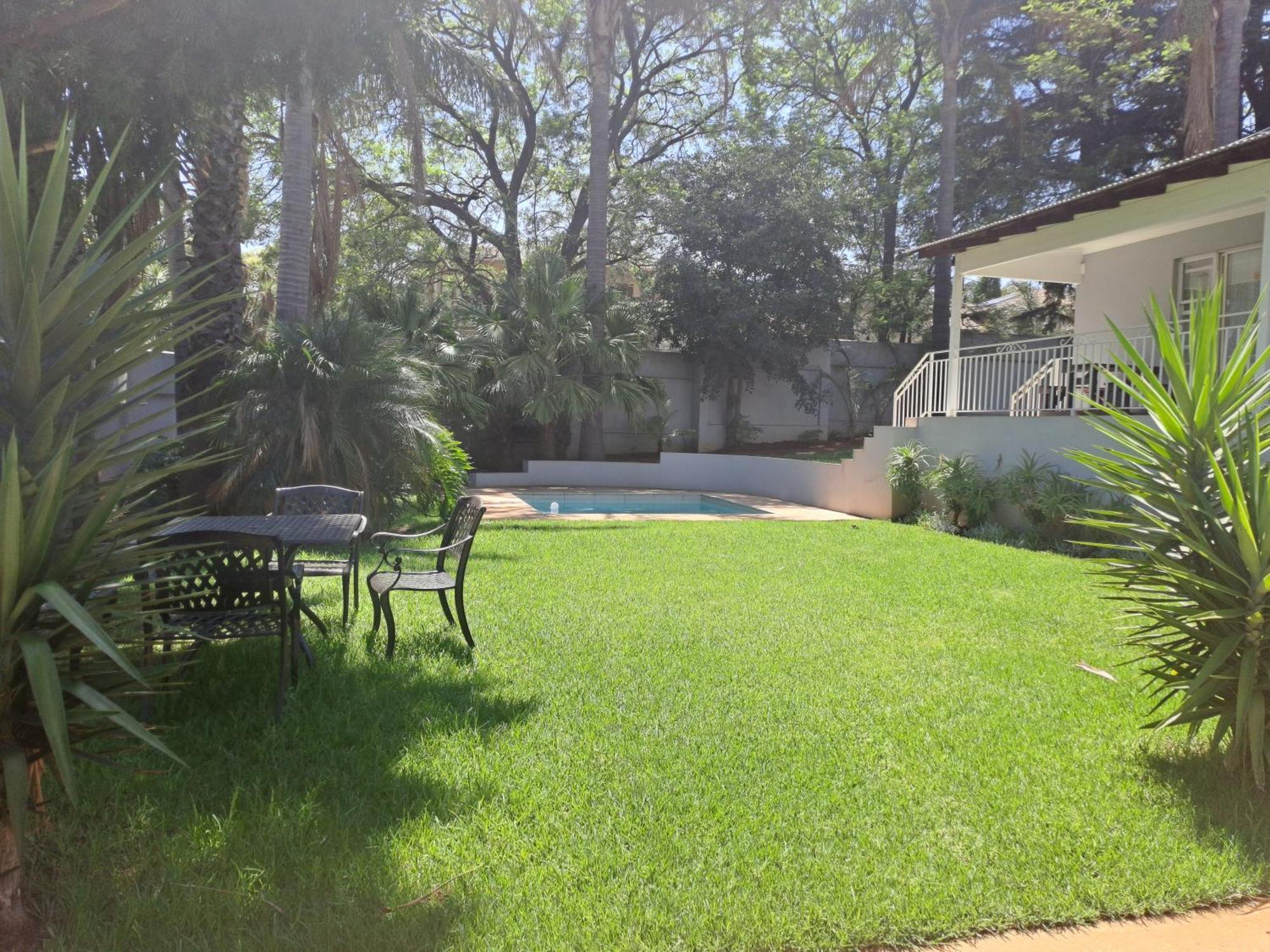 8 On Acacia Guesthouse Bedfordview Esterno foto