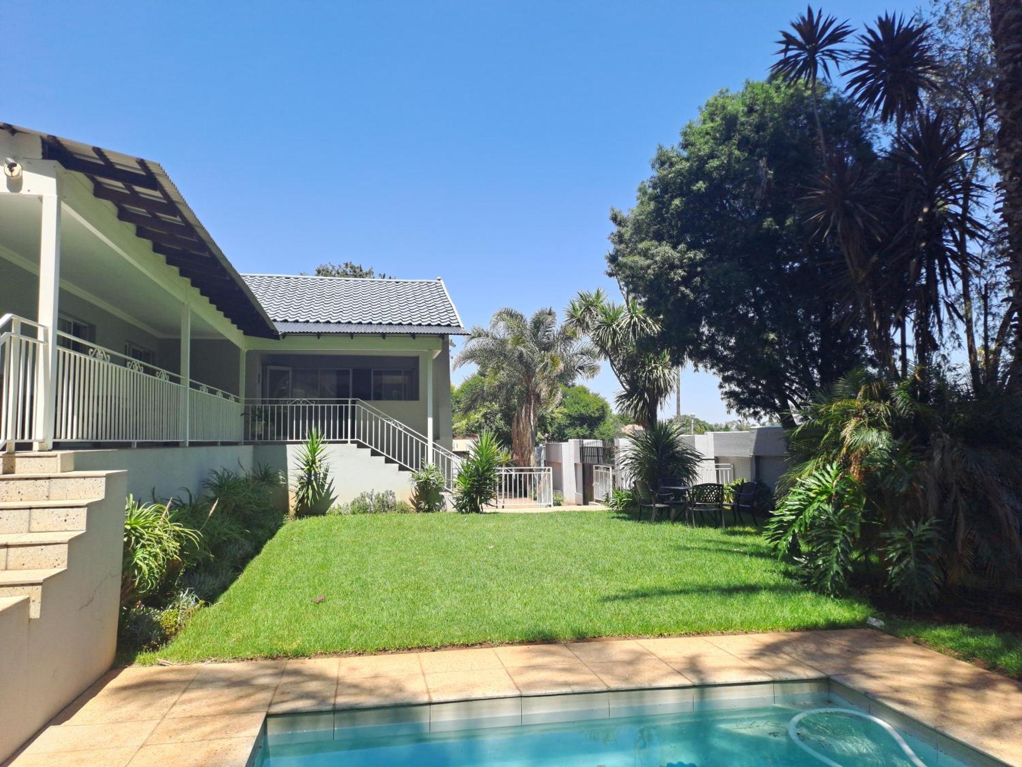 8 On Acacia Guesthouse Bedfordview Esterno foto