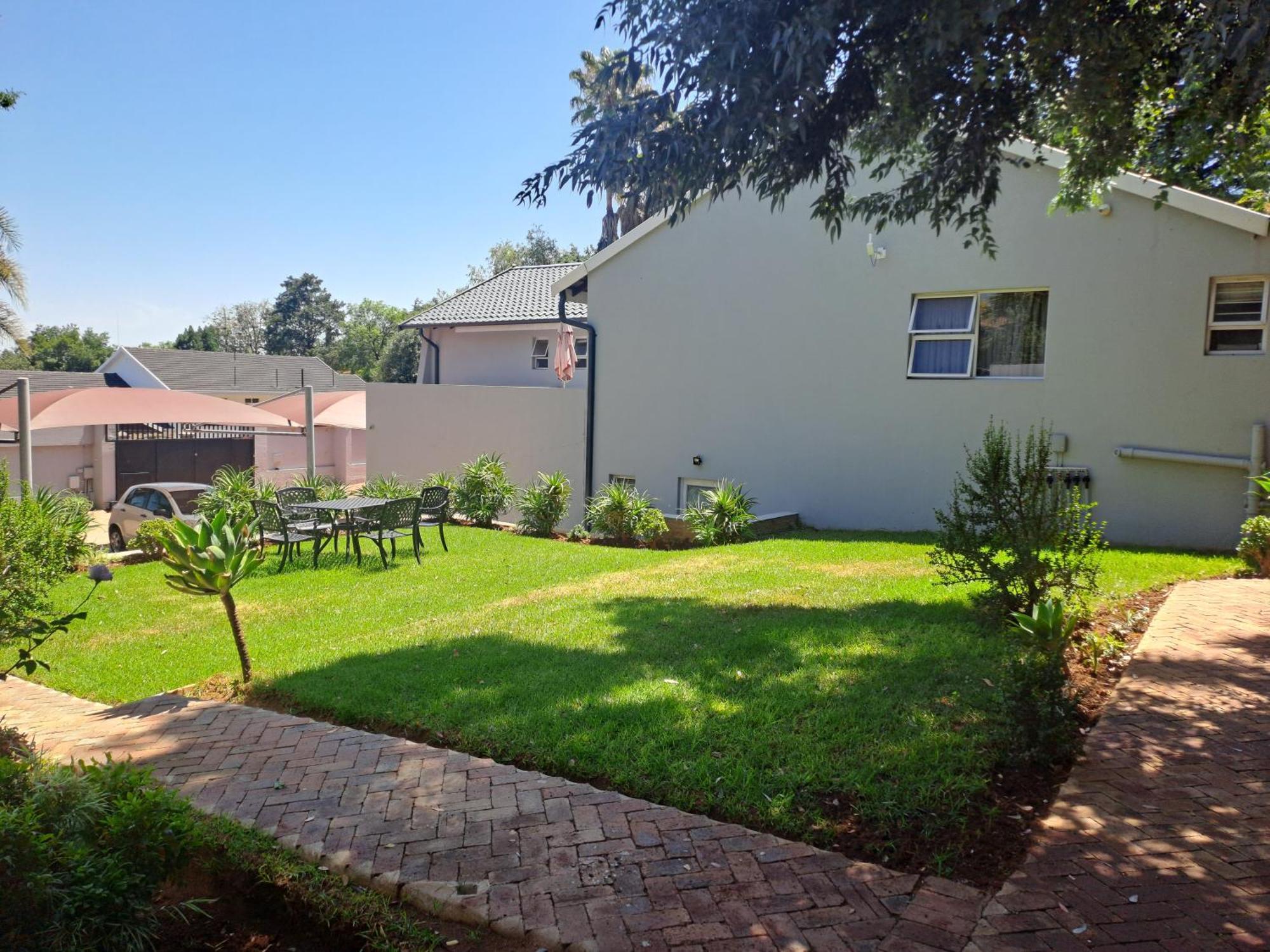 8 On Acacia Guesthouse Bedfordview Esterno foto