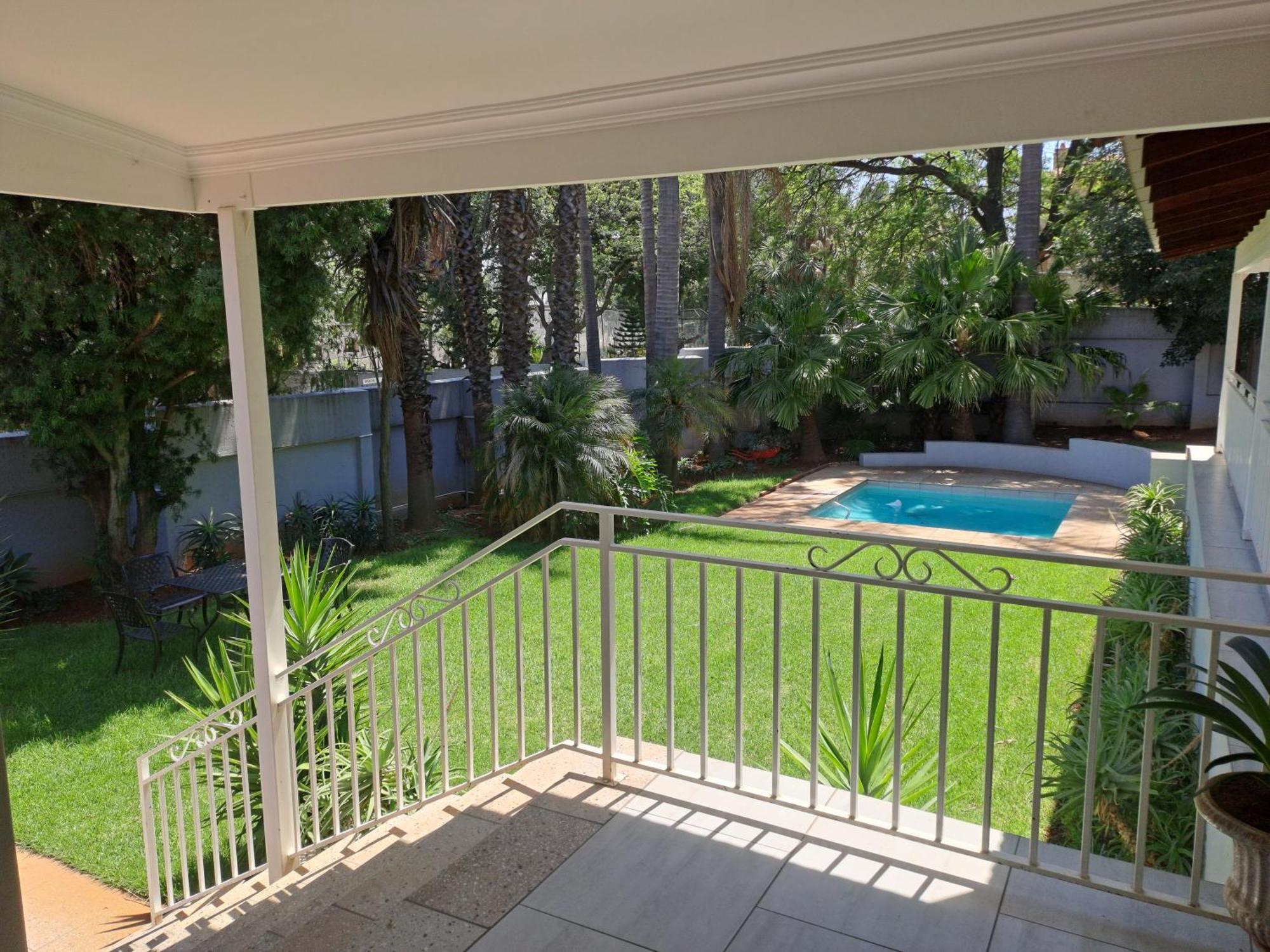 8 On Acacia Guesthouse Bedfordview Esterno foto