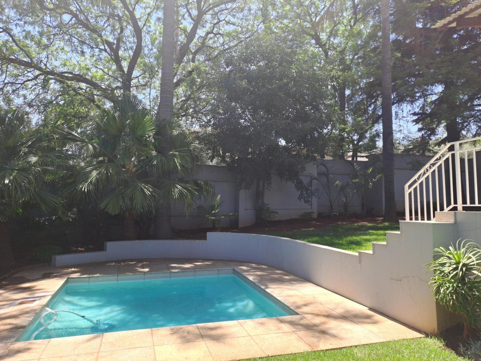8 On Acacia Guesthouse Bedfordview Esterno foto