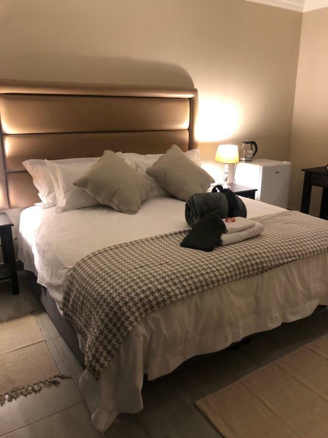 8 On Acacia Guesthouse Bedfordview Esterno foto