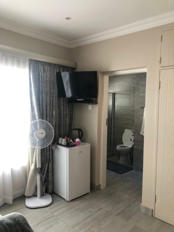 8 On Acacia Guesthouse Bedfordview Esterno foto