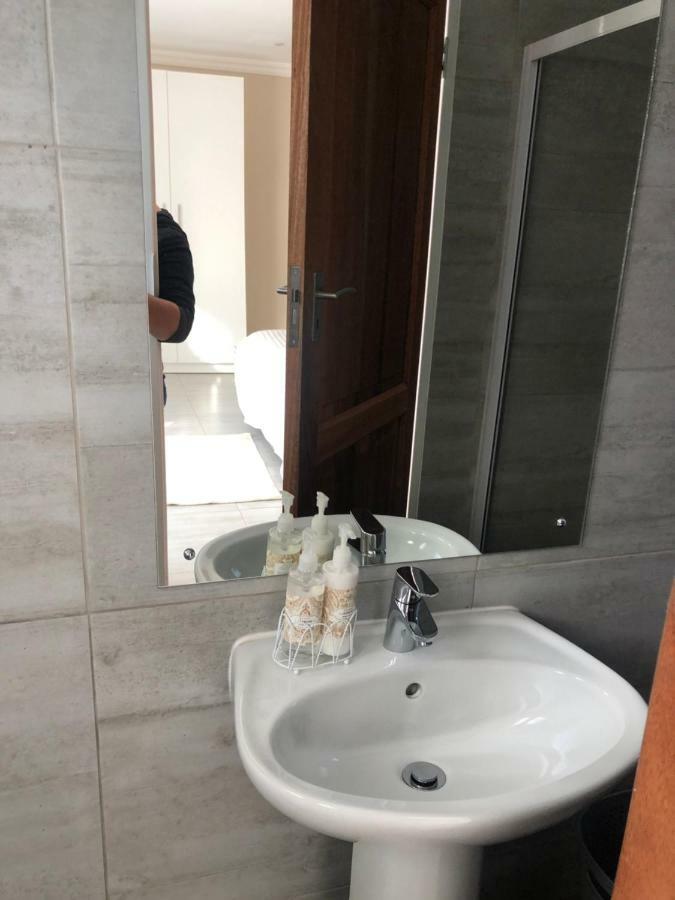 8 On Acacia Guesthouse Bedfordview Esterno foto