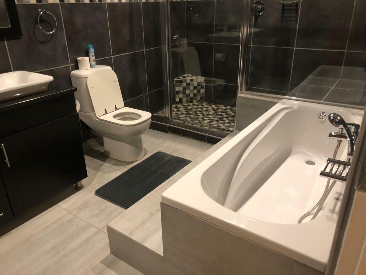 8 On Acacia Guesthouse Bedfordview Esterno foto