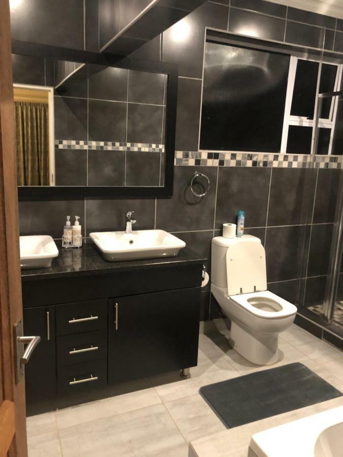 8 On Acacia Guesthouse Bedfordview Esterno foto
