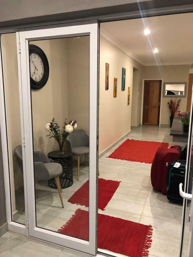 8 On Acacia Guesthouse Bedfordview Esterno foto