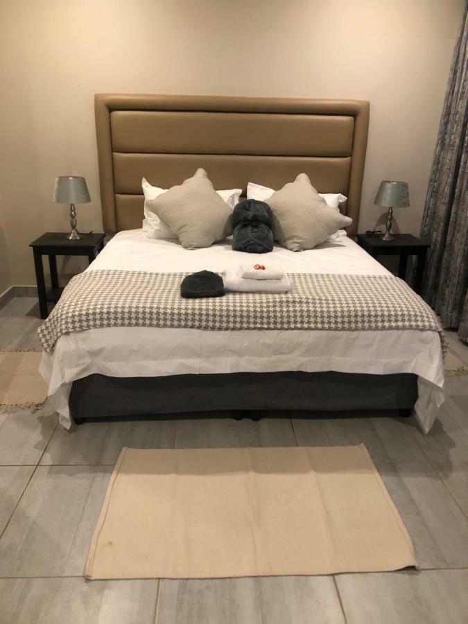 8 On Acacia Guesthouse Bedfordview Esterno foto