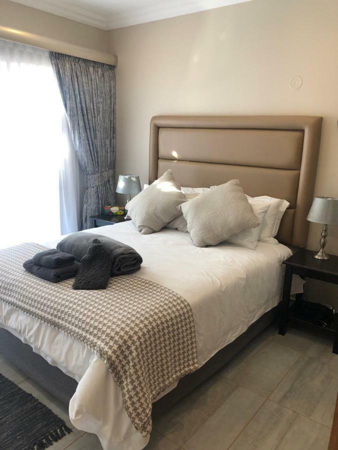 8 On Acacia Guesthouse Bedfordview Esterno foto