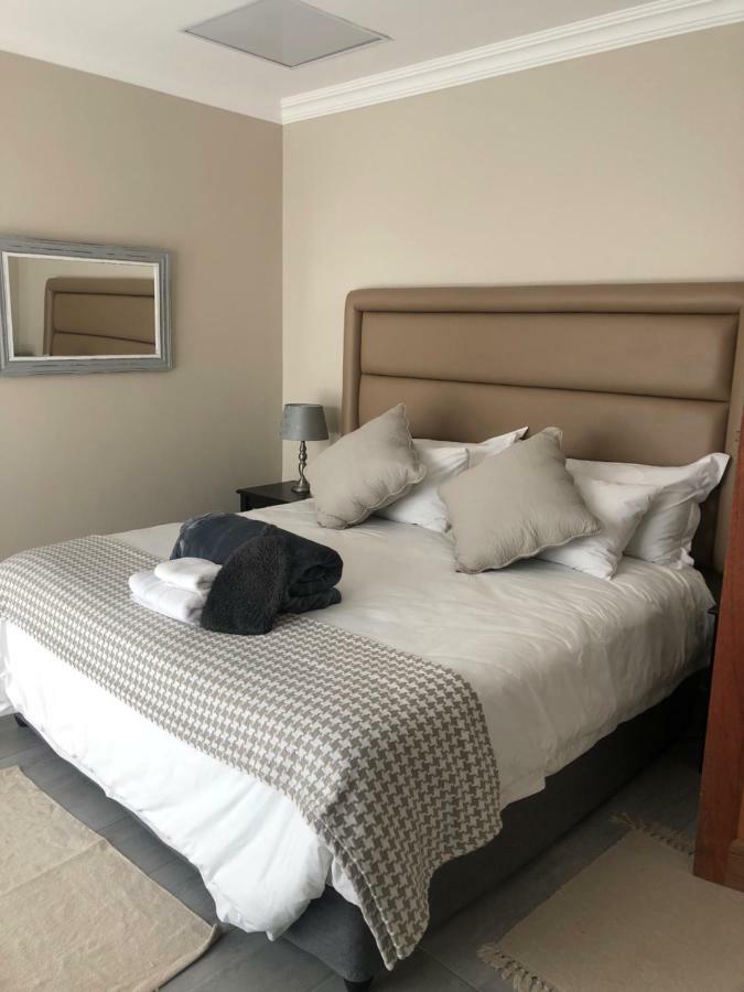 8 On Acacia Guesthouse Bedfordview Esterno foto