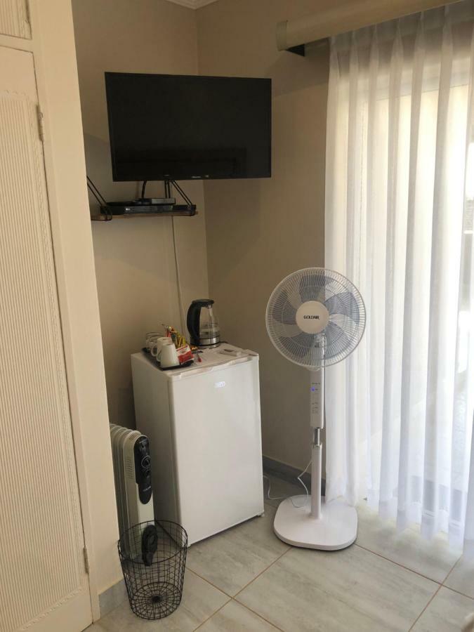 8 On Acacia Guesthouse Bedfordview Esterno foto