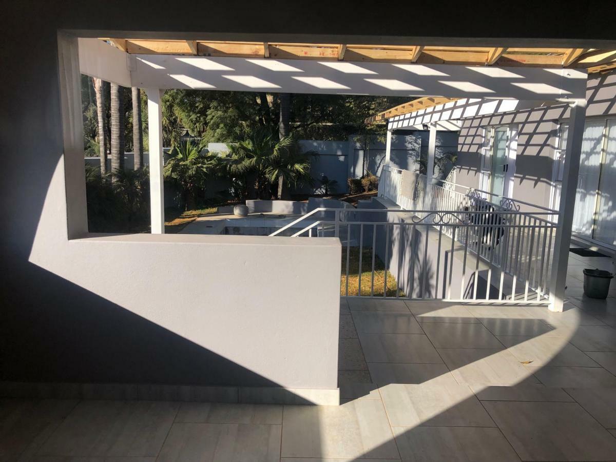 8 On Acacia Guesthouse Bedfordview Esterno foto