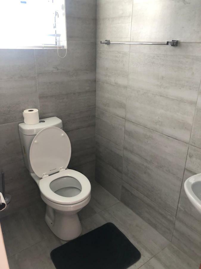 8 On Acacia Guesthouse Bedfordview Esterno foto