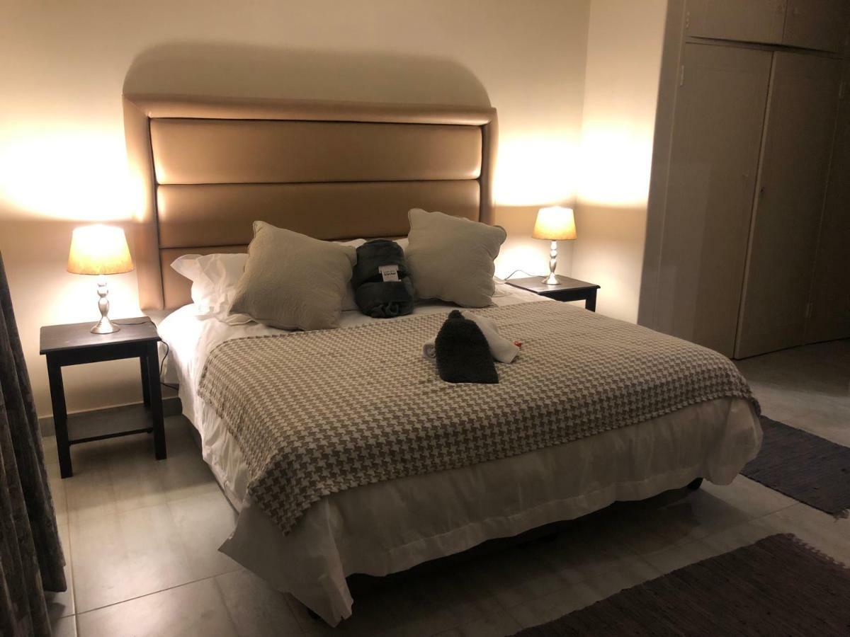 8 On Acacia Guesthouse Bedfordview Esterno foto