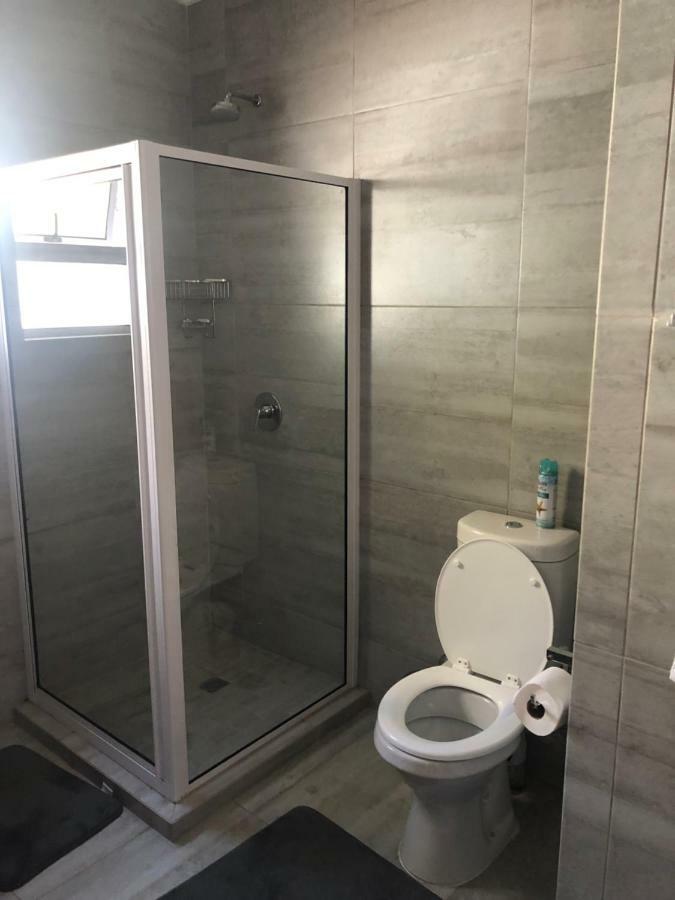 8 On Acacia Guesthouse Bedfordview Esterno foto