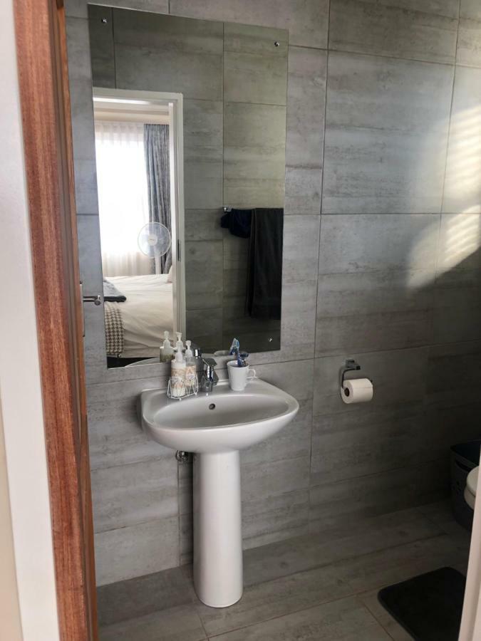 8 On Acacia Guesthouse Bedfordview Esterno foto