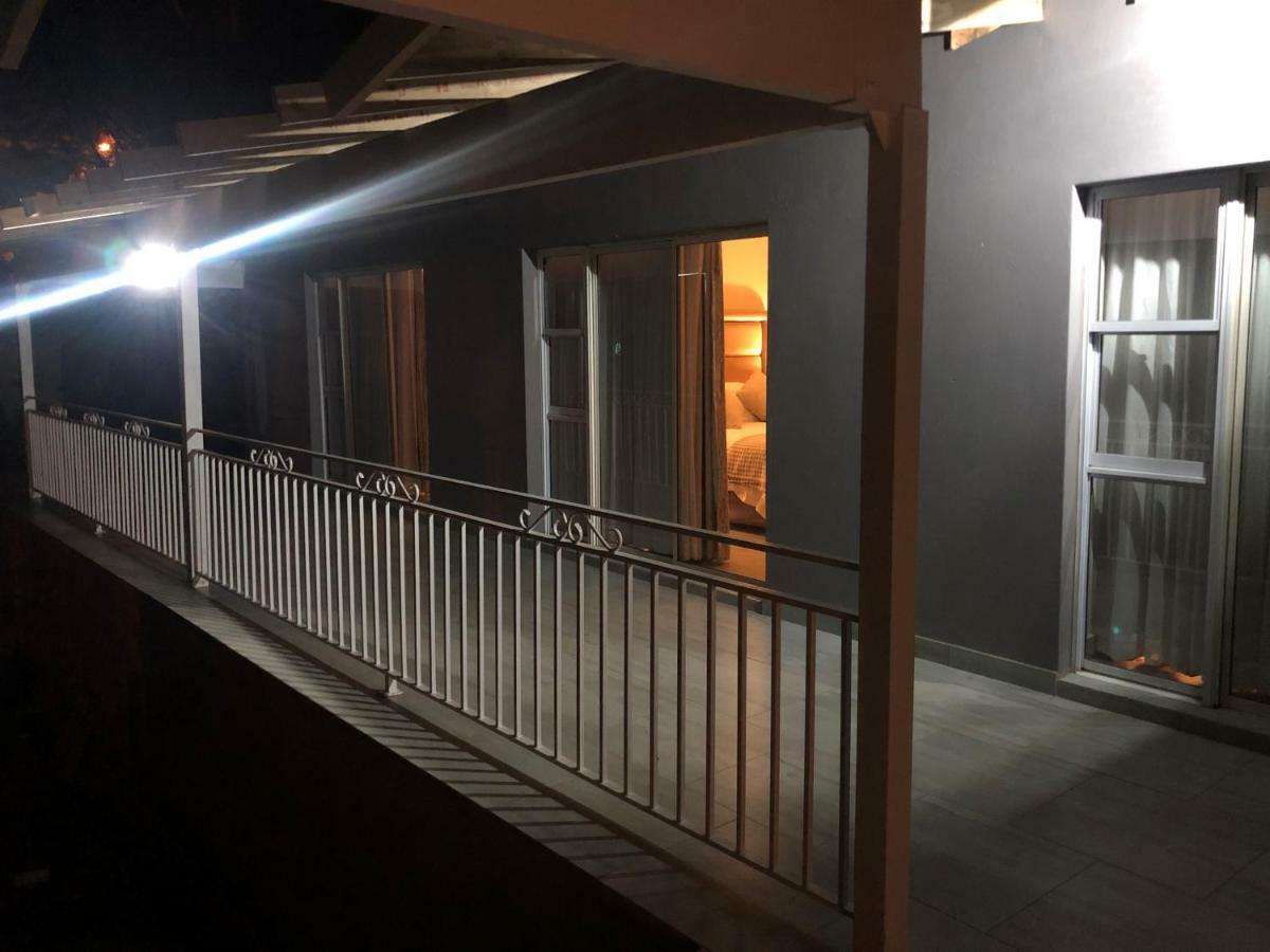 8 On Acacia Guesthouse Bedfordview Esterno foto