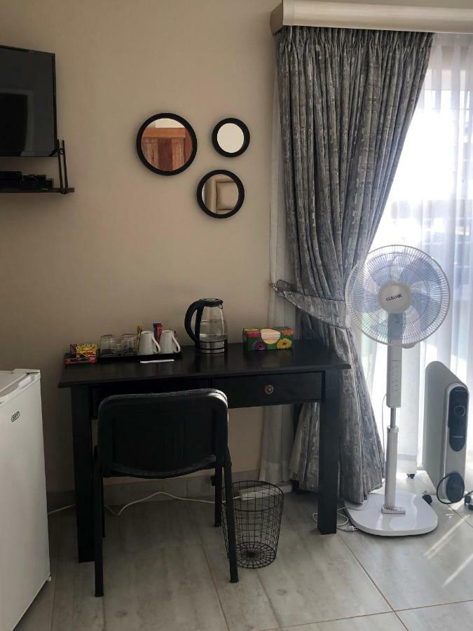 8 On Acacia Guesthouse Bedfordview Esterno foto