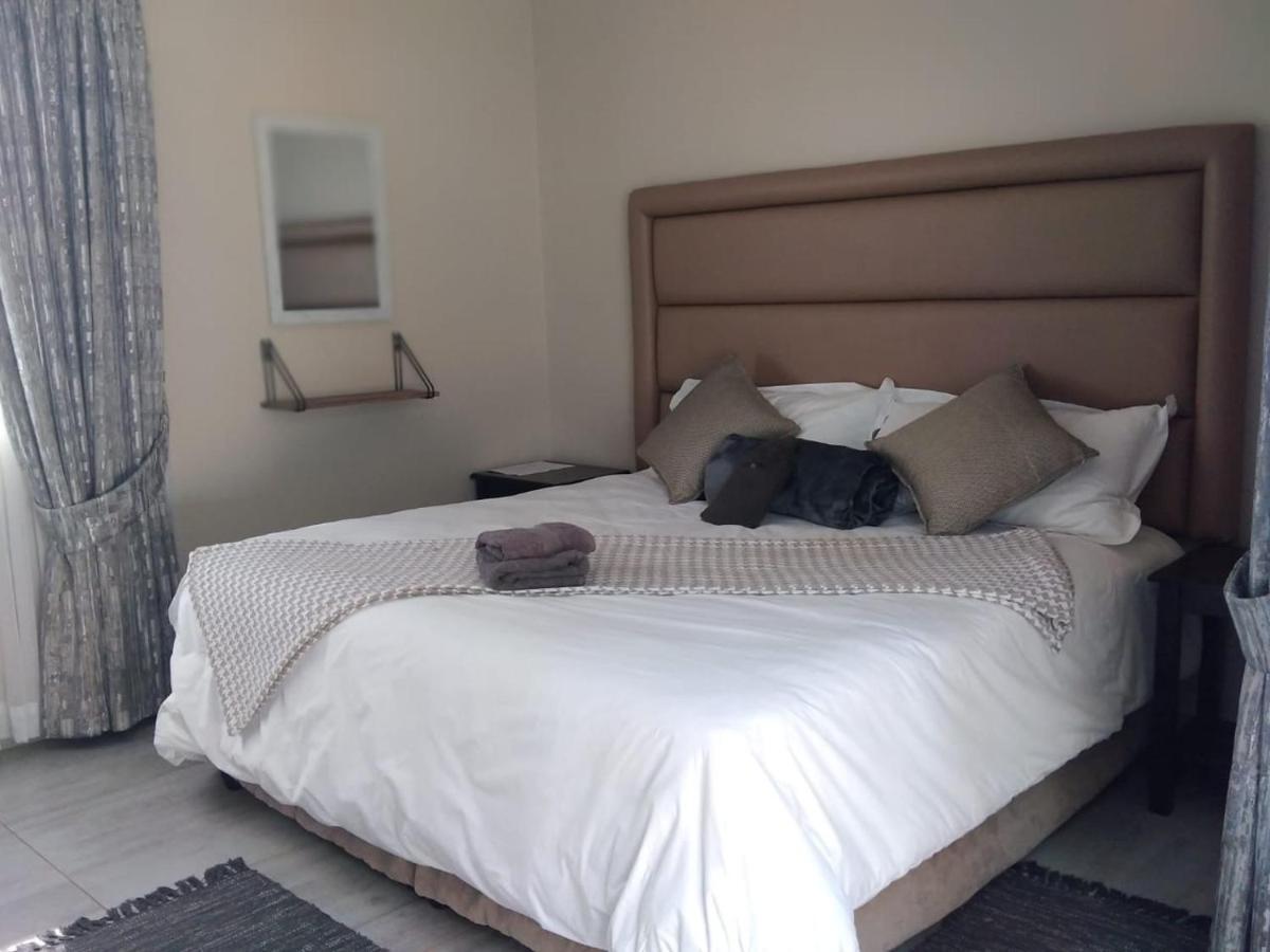 8 On Acacia Guesthouse Bedfordview Esterno foto