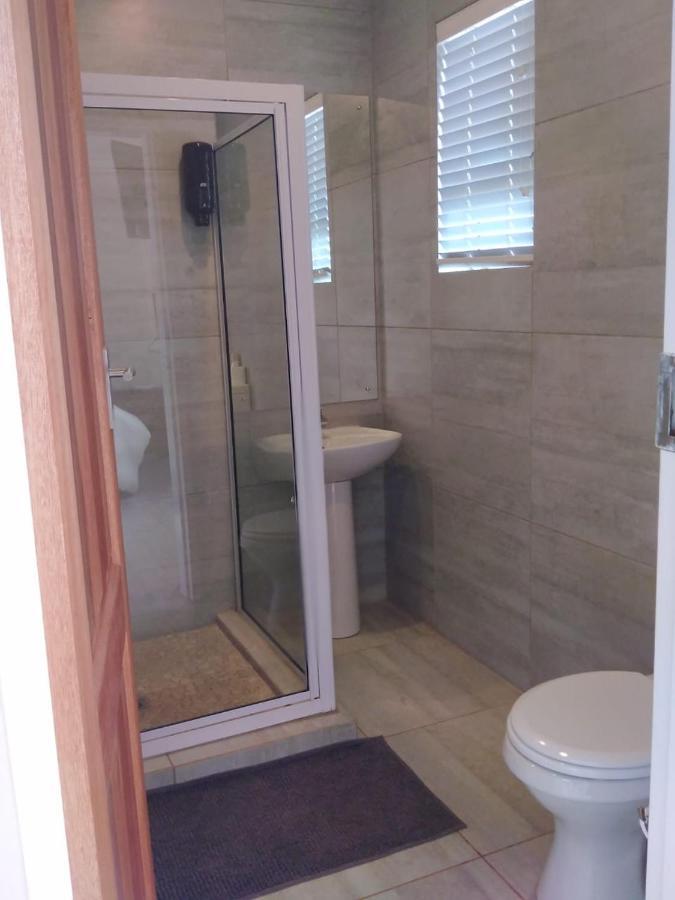 8 On Acacia Guesthouse Bedfordview Esterno foto