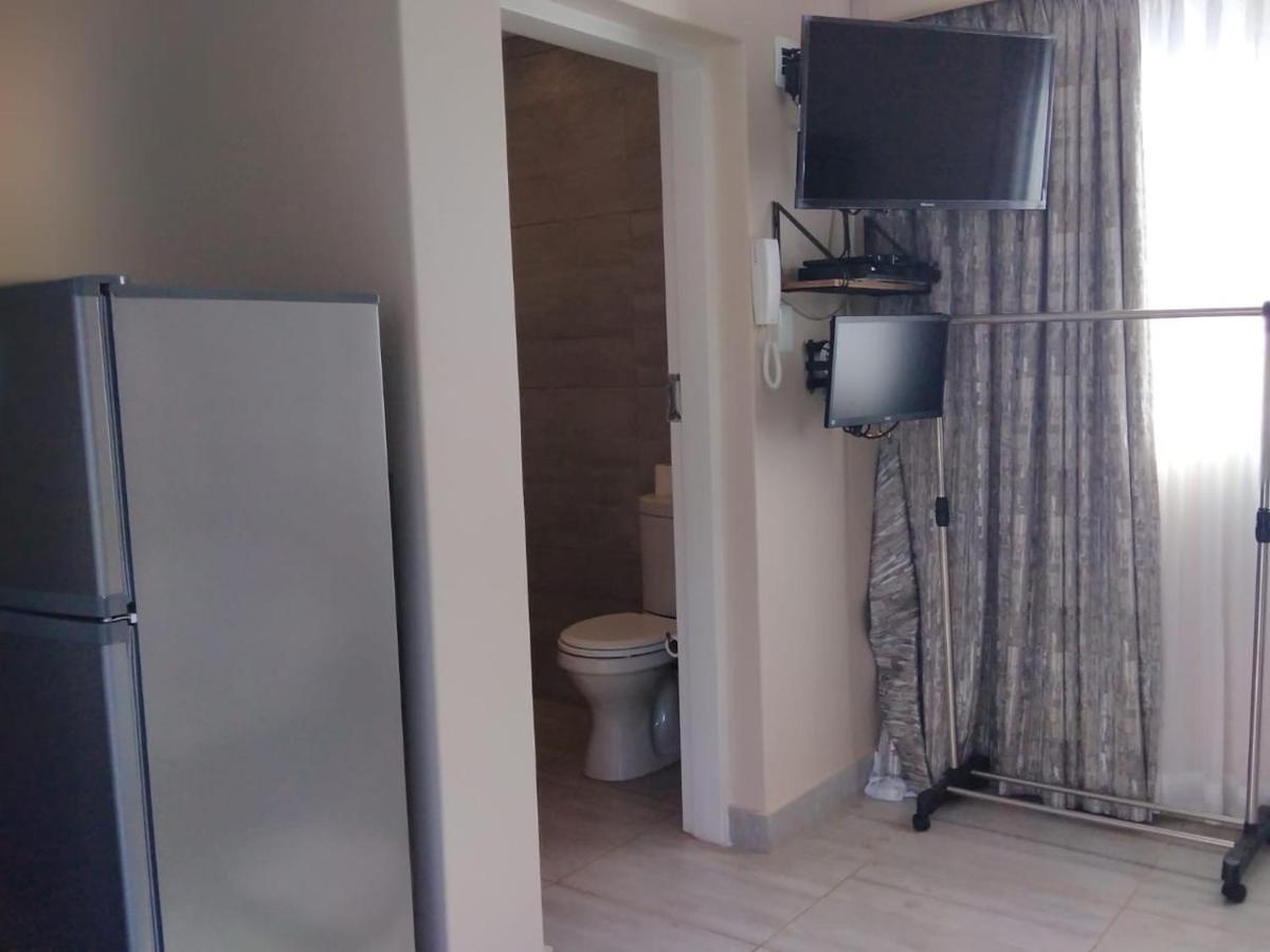 8 On Acacia Guesthouse Bedfordview Esterno foto